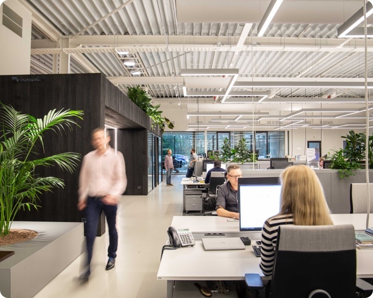 Man lopen bureau